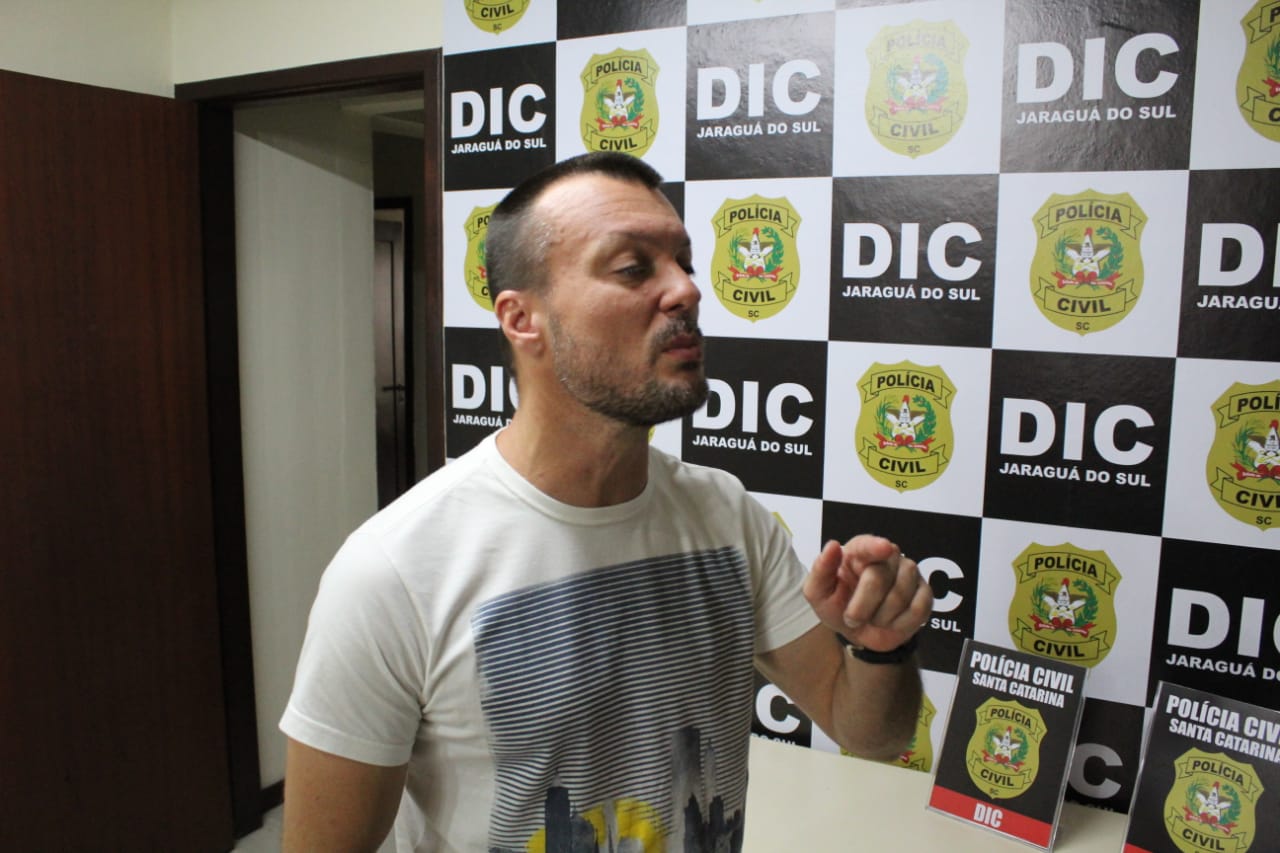 Delegado Daniel Dias afirma que denúncias ajudaram a realizar as prisões | Foto: Fábio Junkes/OCP News
