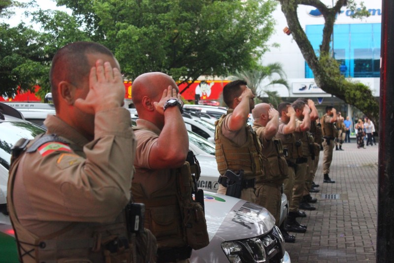 Forças de segurança prestam homenagem emocionante a colega de farda em Criciúma