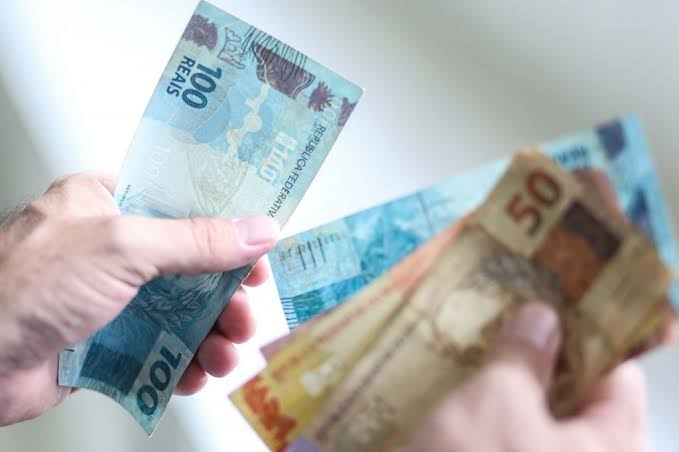 Governo eleva salário mínimo para R$ 1.045