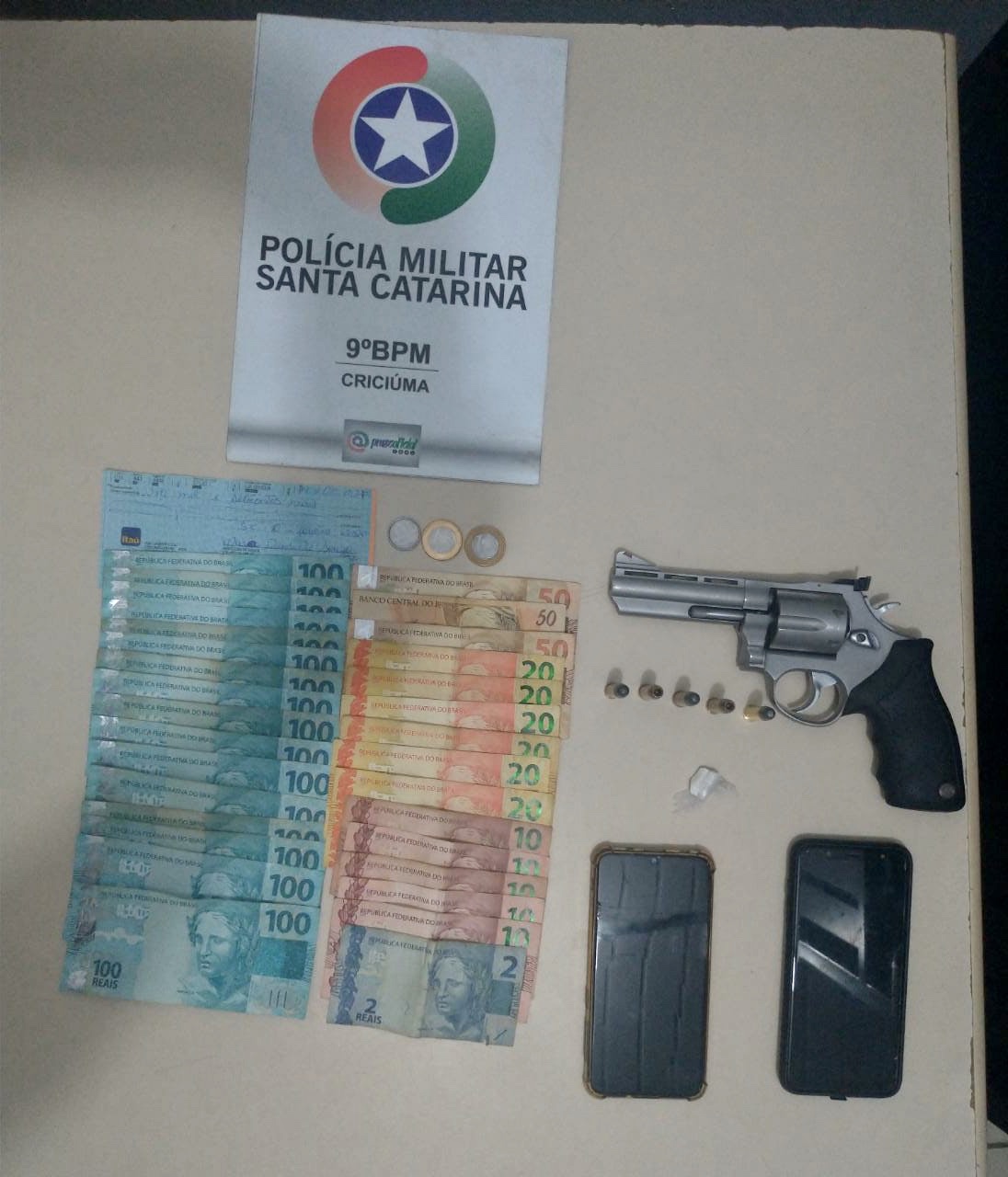 PM de Criciúma apreende dinheiro, droga e arma roubada