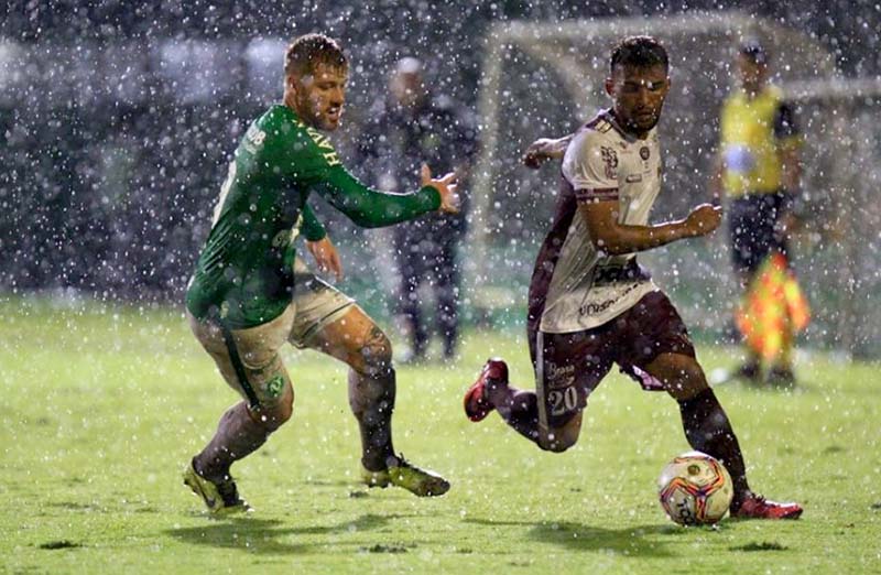 Mesmo debaixo de muita chuva, Tricolor, de Ronald (D), fez mais um jogo consistente e venceu a Chape | Foto Márcio Cunha/ACF