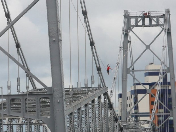Rafael Bridi atravessou os mais de 300 metros entre as torres da ponte | Foto  Ricardo Wolffenbuttel/Secom 