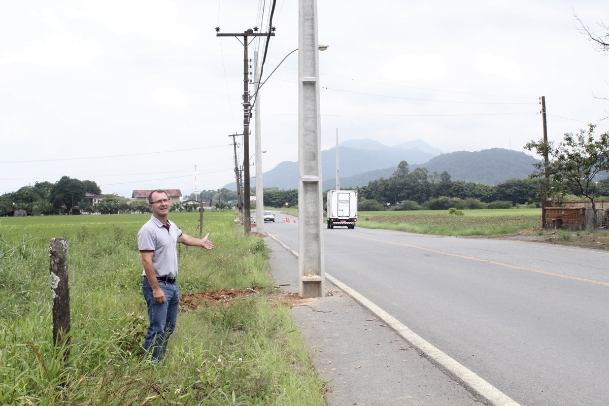 Prefeito Luís Chiodini explica o que será feito para corrigir realocação de postes na estrada Bananal do Sul | Foto Verônica Lemus/OCP News