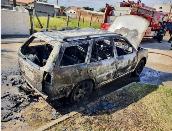 Mulher coloca fogo no carro do marido após desentendimento