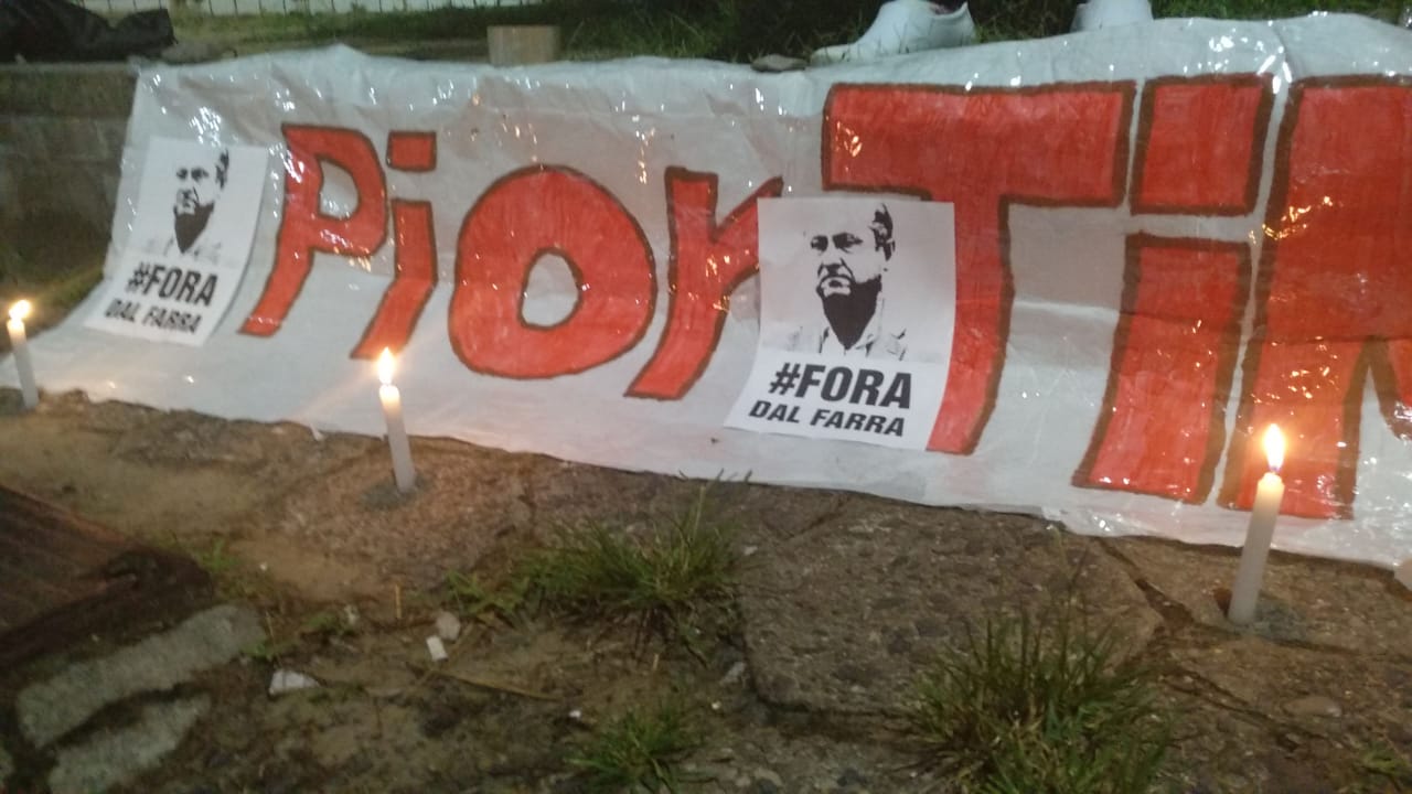 Torcida realiza “funeral” do Criciúma Esporte Clube como forma de protesto