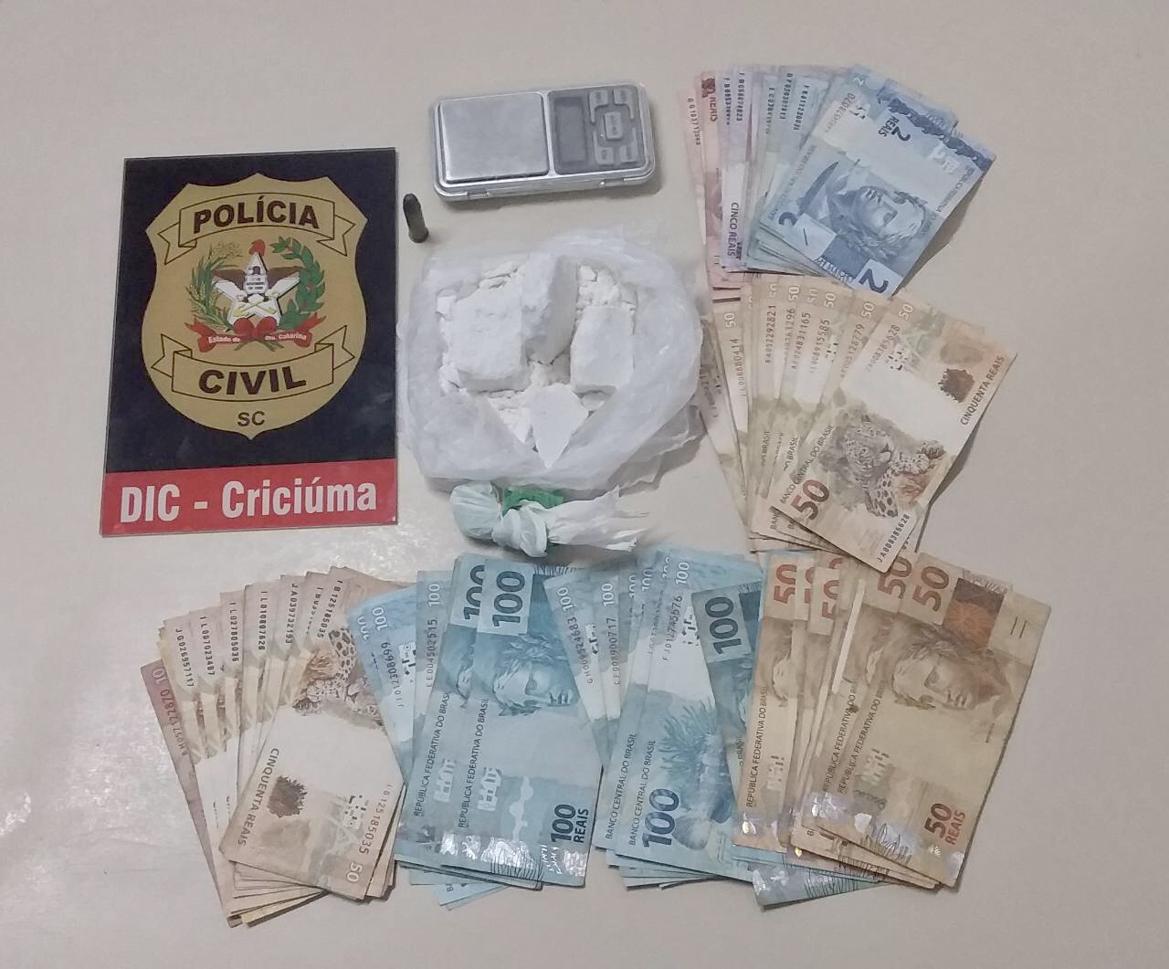 DIC de Criciúma prende traficante em flagrante na Vila Rica