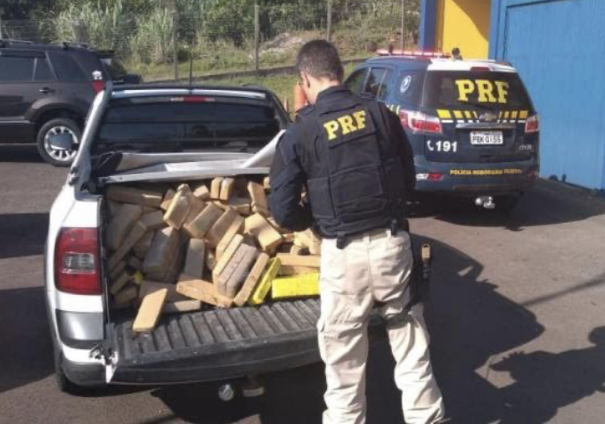 PRF apreende veículo de Criciúma com 268 quilos de drogas no RS