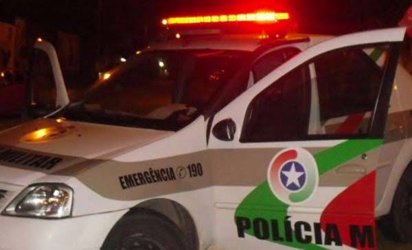 Criminosos rendem vítima no portão de casa e roubam veículos em Criciúma