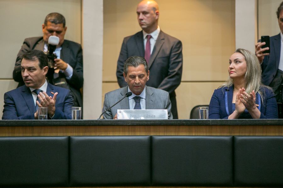 Governador Carlos Mloisés (E), Presidente da Alesc, Julio Garcia (C) e a vice governadora Daniela Reinerh (D) | Foto Agência AL