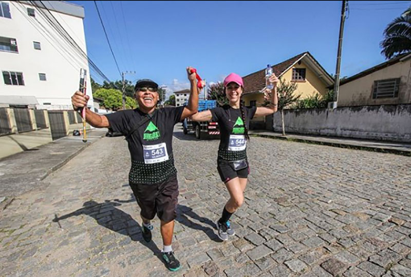Gilberto Correia (E) correu a Jaraguá Sky Marathon ao lado de Vanusa Zimermann que orienta por meio de uma pequena corda | Foto Pedro Sanchez/Foco Radical
