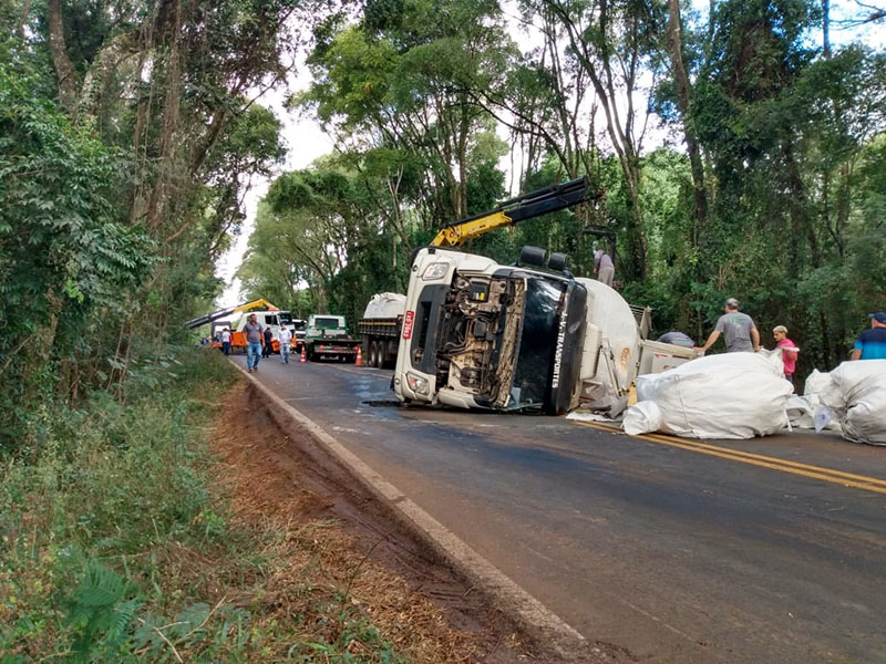 Caminhão tombou na pista, fazendo com que outros veículos desviassem para evitar colisão: Foto: PMRv/Divulgação