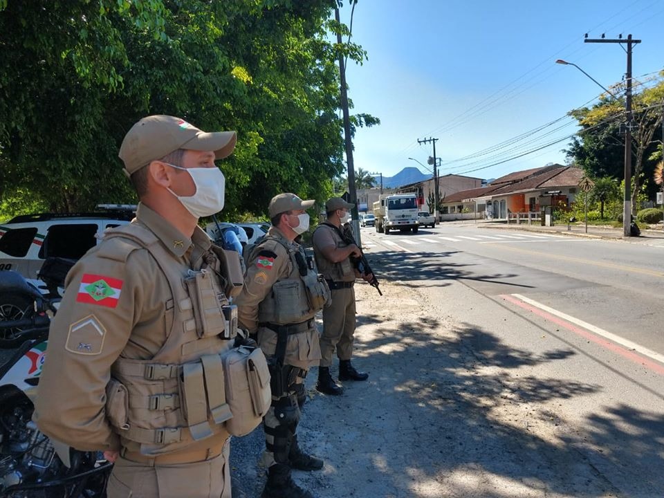 Policiais militares atuam no cumprimento das normas para evitar a proliferação do novo coronavírus desde o dia 16 de março | Foto: 14º BPM/Divulgação 