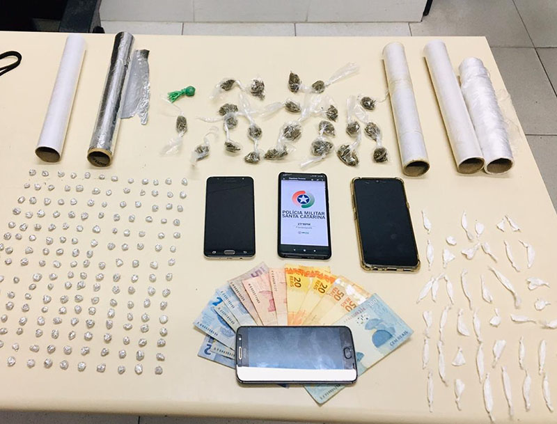 Com eles, foram encontrados drogas, celulares e dinheiro | Foto: PM/Divulgação
