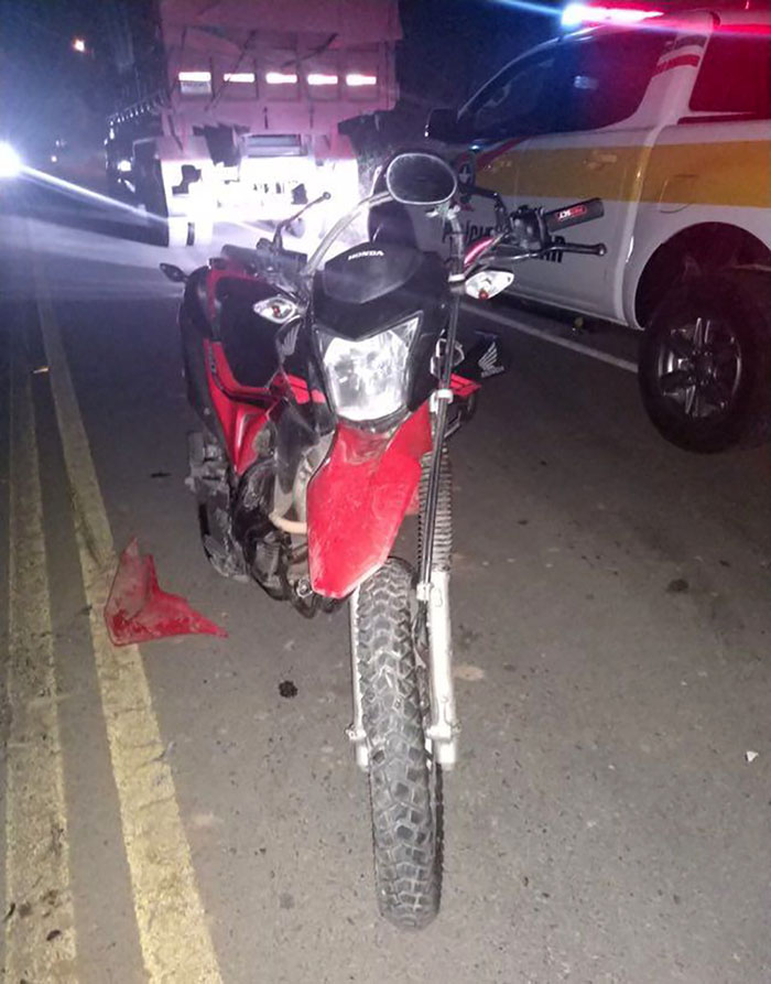 Condutor da moto foi levado ao hospital com suspeita de fraturas | Foto Polícia Militar Rodoviária/Divulgação