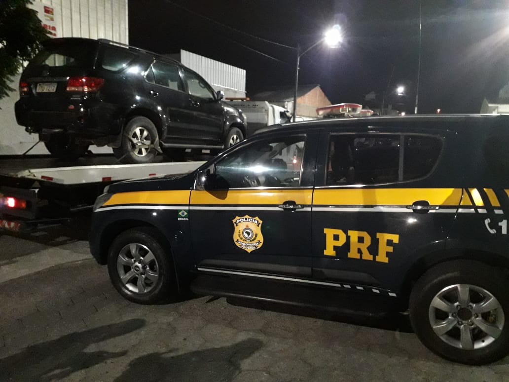 O motorista e os dois passageiros foram conduzidos para a Polícia Civil | Foto PRF/Divulgação