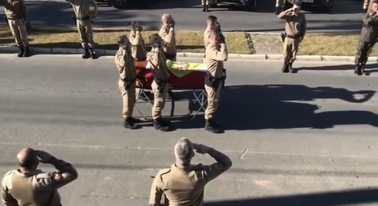 Vídeo: Homenagem na despedida ao sargento Citadin