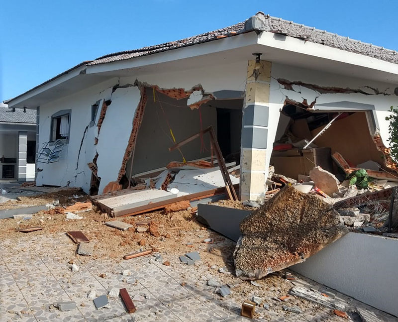 Casa precisou ser interditada após a explosão | Foto: CBMSC/Divulgação