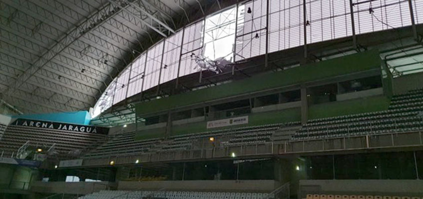 Estrutura e brises da lateral e fundos da Arena foram arrancados com o forte vento | Foto: Divulgação