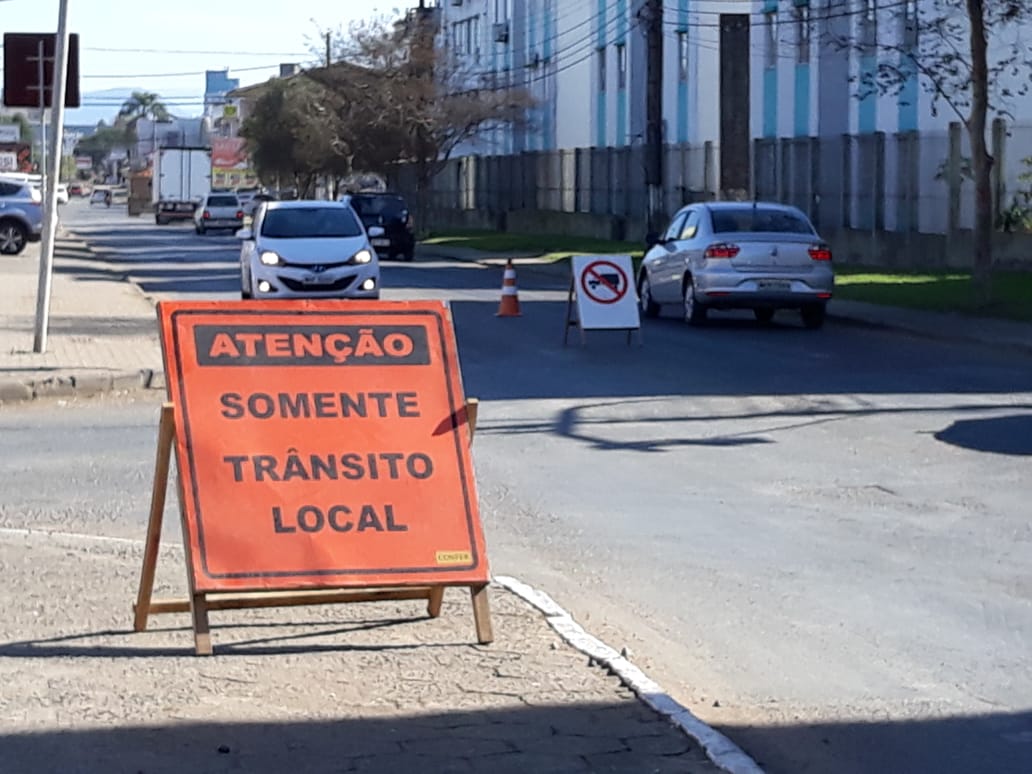 Avenidas Santos Dumont continua parcialmente interrompida em Criciúma