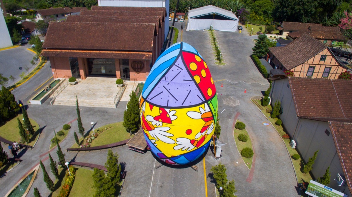 Em 2020, o ovo foi decorado com uma pintura do artista Romero Britto | Foto Divulgação/Associação Visite Pomerode