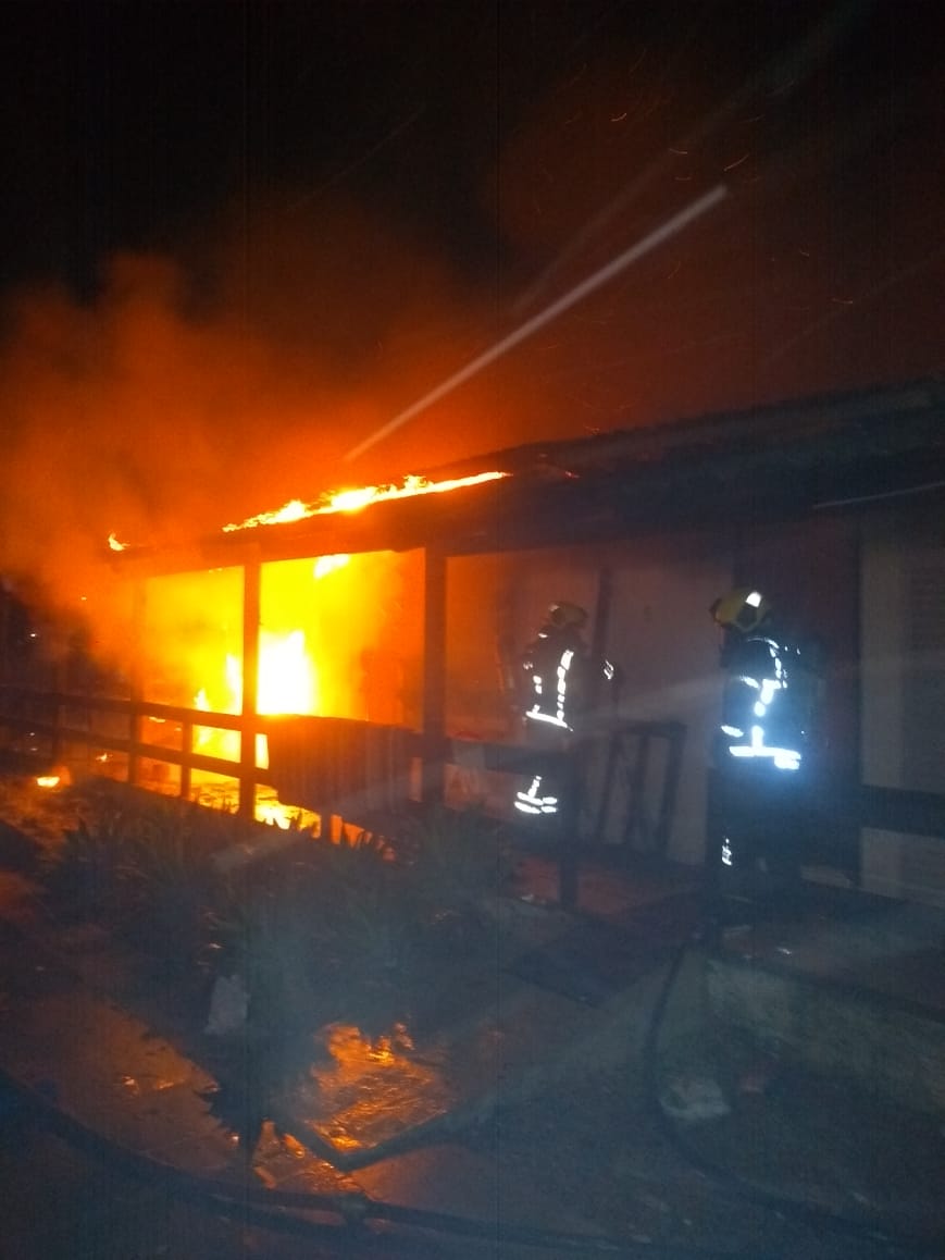 Residência é destruída por incêndio em Criciúma