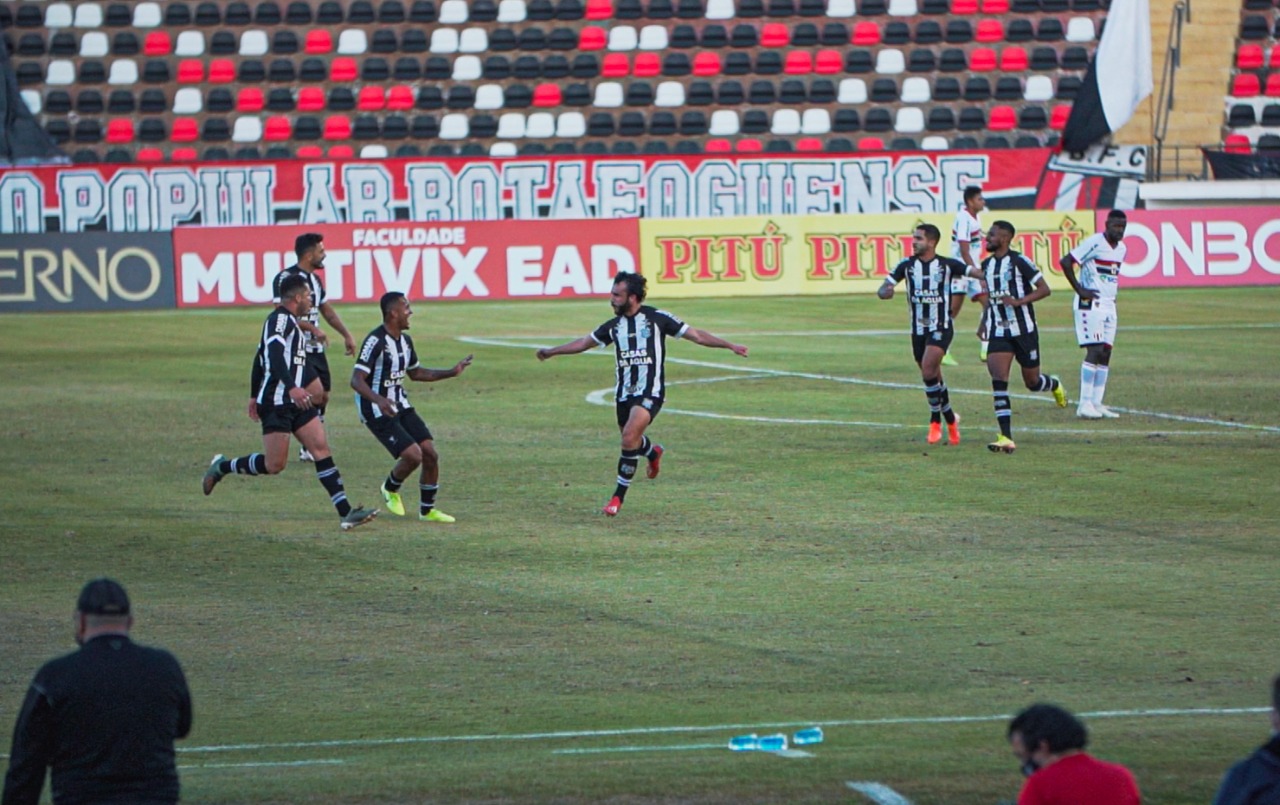 Keké (C) fez o gol da vitória do Figueira | Foto Lucas Pacheco/Grupo LX/FFC