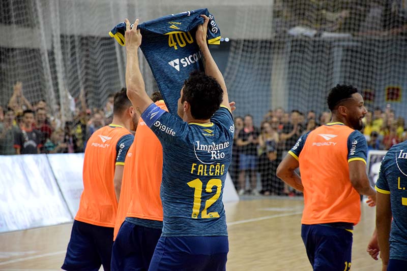 Após balançar as redes logo no início do jogo, Falcão levantou a camisa em alusão ao gol 400 pelo Brasil | Foto: Lucas Pavin/Avante! Esportes