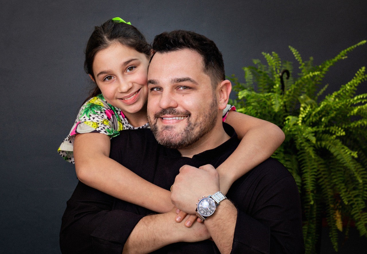 O chef Saimon Novack  e a filha Alicia  | Foto Divulgação/Bistek