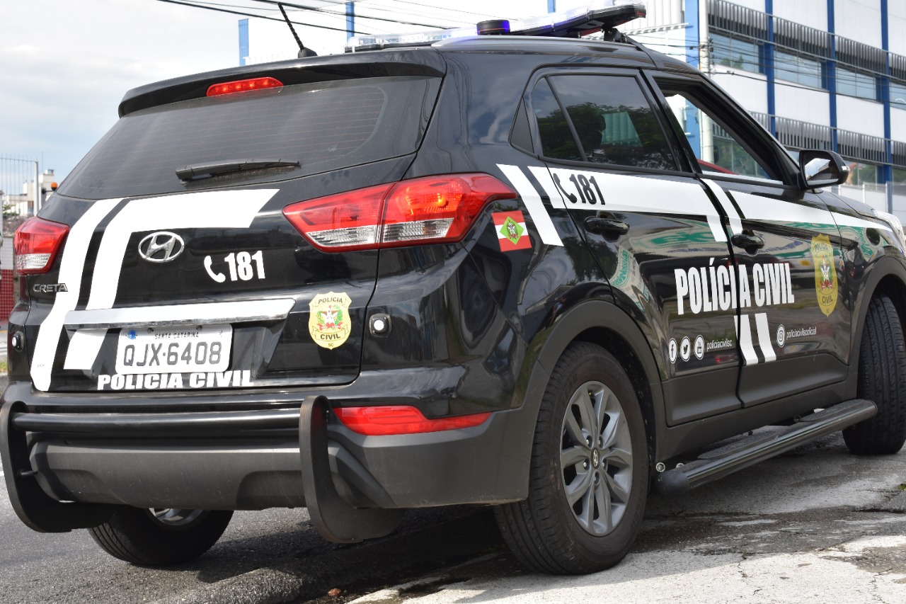 Suspeito se apresentou na Delegacia de Polícia do Município (DPMU), em São Pedro de Alcântara | Foto: Polícia Civil