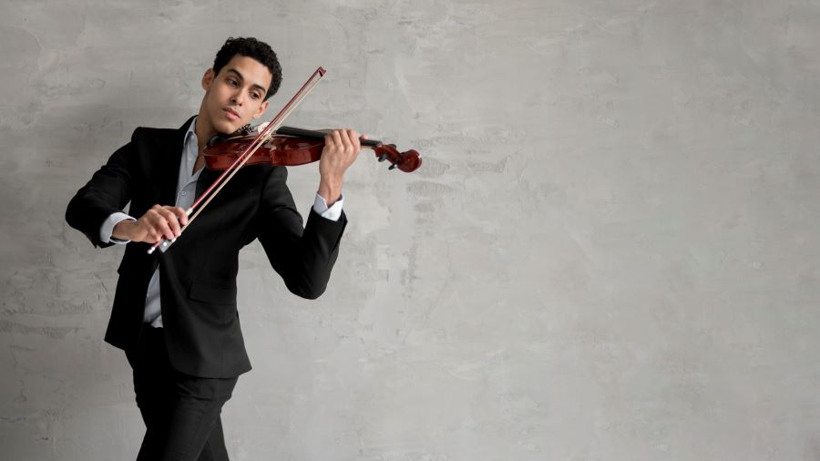 Violinista é aprovado para estudar na Bélgica e faz vaquinha para conseguir embarcar