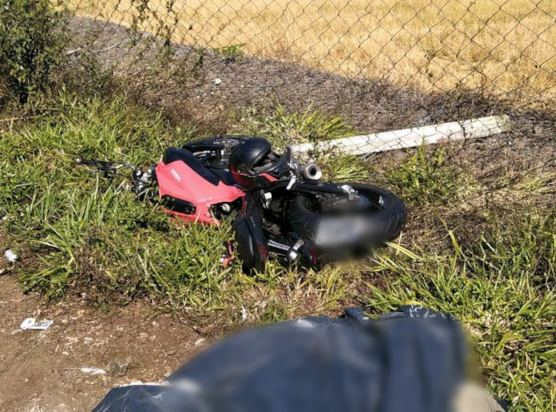 Vítima perdeu o controle da moto e acabou colidindo com uma mureta de proteção | Foto: Corpo de Bombeiros/Divulgação