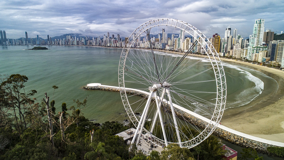 Aro da maior roda gigante estaiada da América Latina está pronto em Balneário  Camboriú