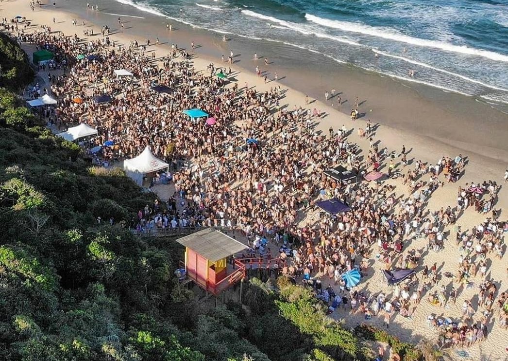Cenas de aglomeração foram registradas no litoral catarinense durante o feriadão
