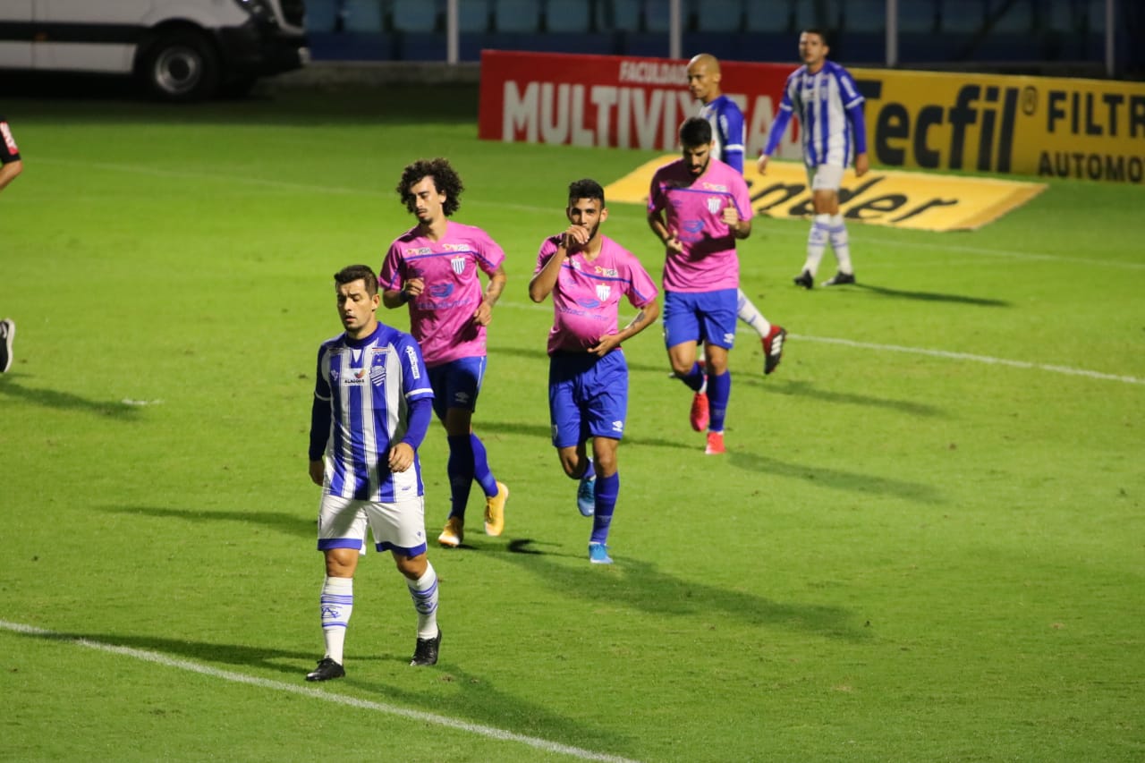 Getúlio comemora o gol do empate do Avaí contra o CSA | Foto Frederico Tadeu/AFC
