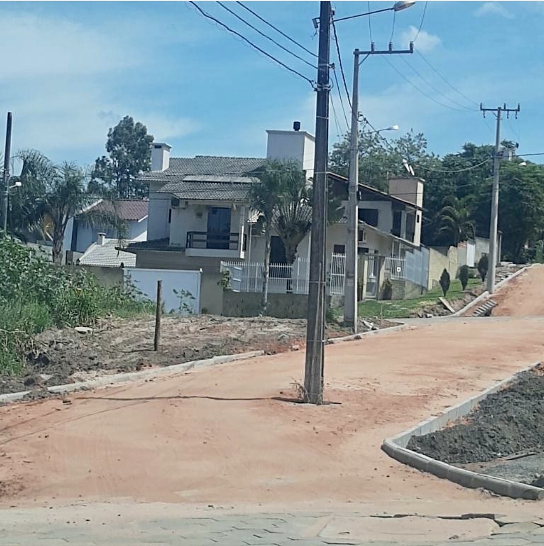 Vídeo: Postes no meio da rua preocupam comunidade do Santo Antônio, em Criciúma