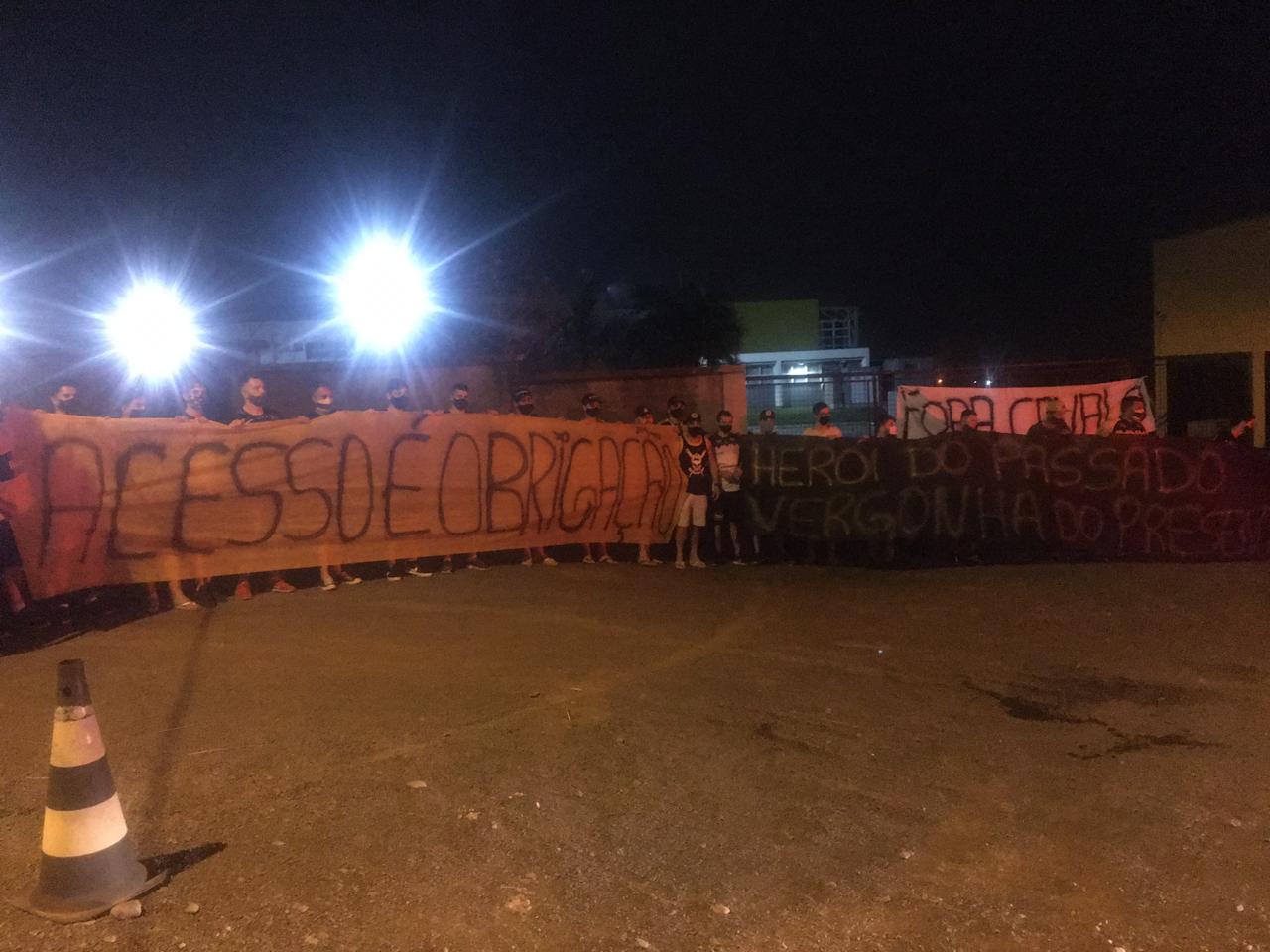 Com frases de impacto em faixas, torcedores do Tigre protestam