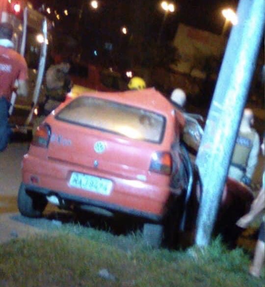 Jovem de 20 anos morre e dois ficam feridos após carro colidir em poste em Criciúma