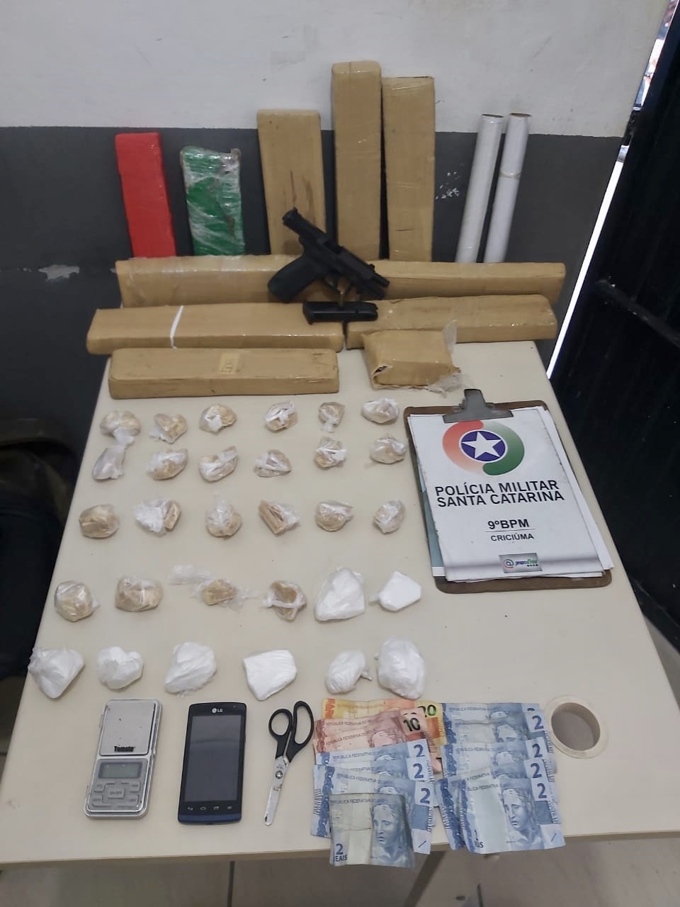 PM de Criciúma apreende mais de dez quilos de drogas e arma de fogo; duas mulheres foram detidas