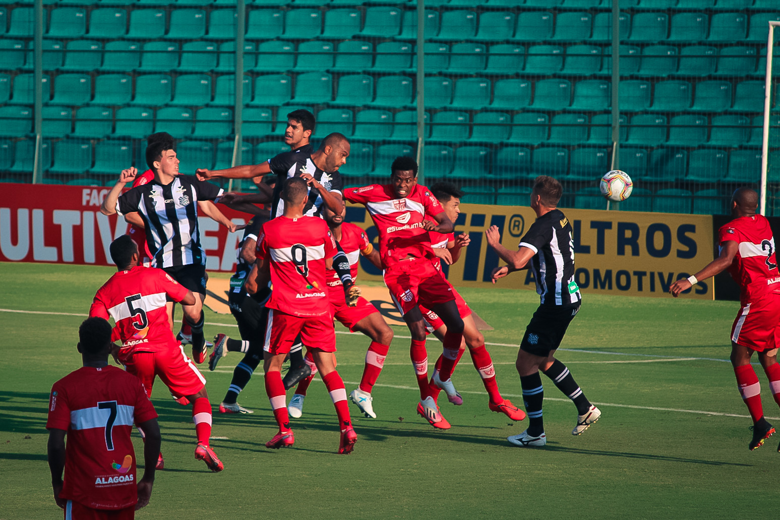 De cabeça, Alcesandro fez o primeiro gol do Figueira sobre o CRB | Foto Patrick Floriani/FFC