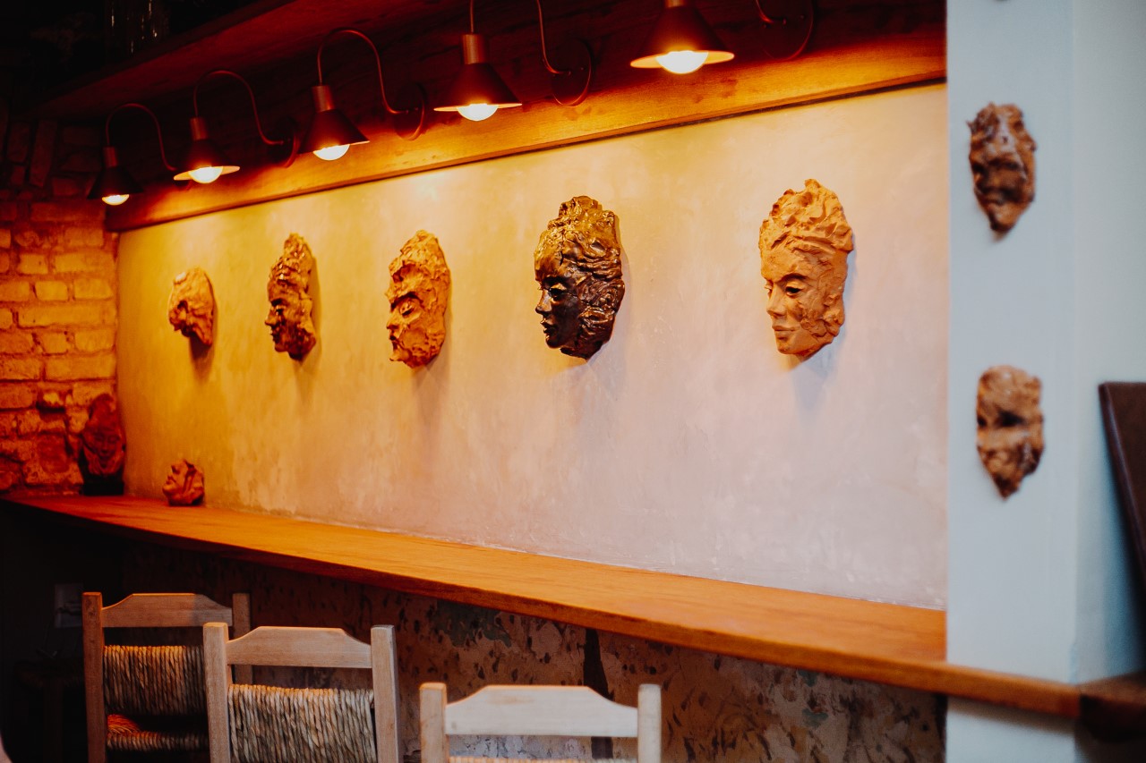 A exposição Sinistras é composta por diversas esculturas em cerâmica | Foto Divulgação
