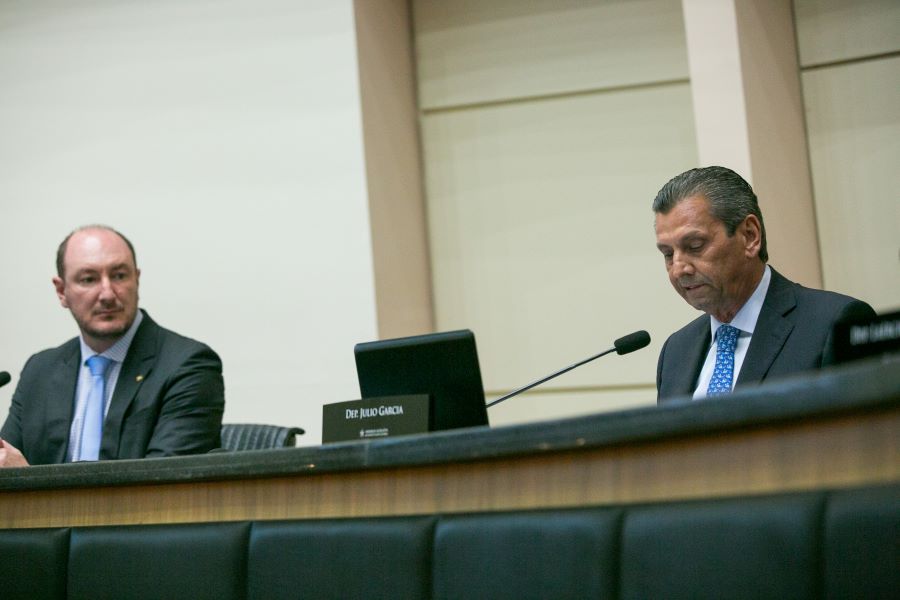 Presidente Julio Garcia (D) anunciou a suspensão da sessão | Foto Rodolfo Espíndola/Agência AL