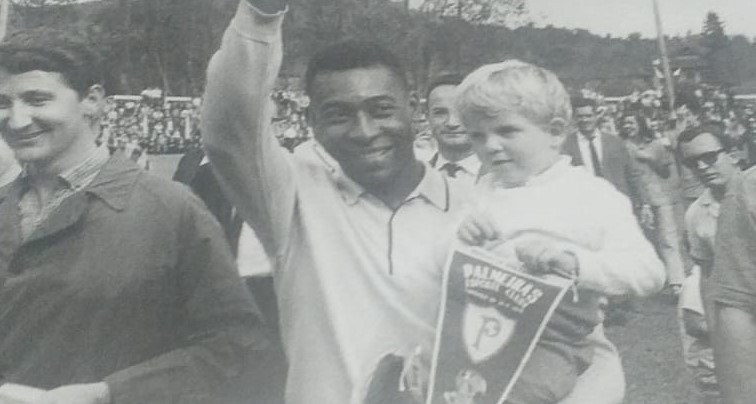 Machucado, Pelé foi atração fora de campo em Taió | Reprodução livro "Um Jogo Inesquecível" 