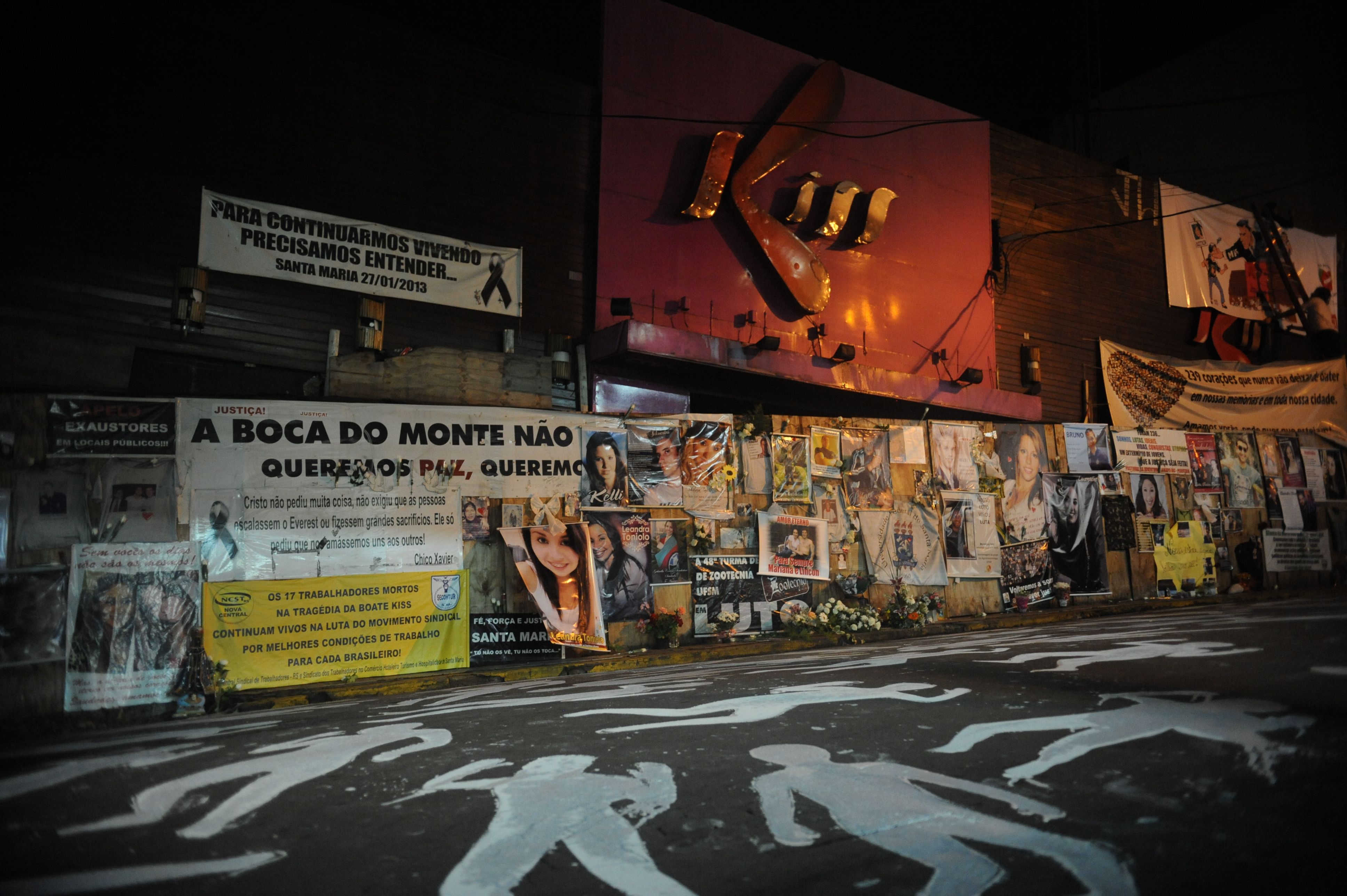Cartazes lembram as vítimas do incêndio ocorrido na boate | Foto: Fernando Frazão/ Agência Brasil