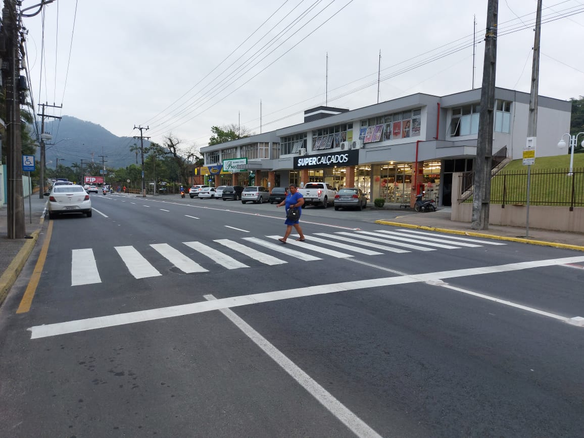 Idoso foi atropelado quando atravessava a rua pela faixa de pedestres | Foto: Fábio Junkes/OCP News