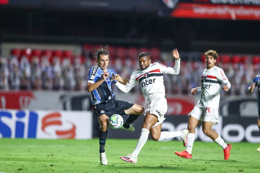 Um dos lances reclamados pelo Grêmio seria um pênalti de Reinaldo em Geromel | Foto: Lucas Uebel/Grêmio FBPA