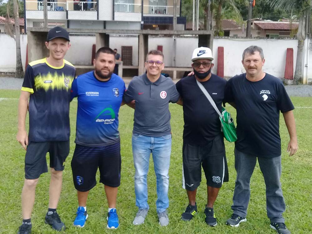 Olheiro do Inter, Brayan Ochrym (C), ao lado dos professores das quatro escolinhas | Foto: Divulgação