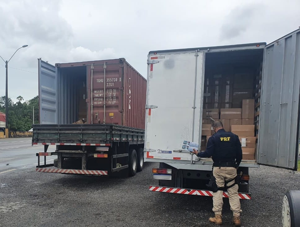 Produtos estavam sendo transportados em dois caminhões | Foto: PRF/Divulgação