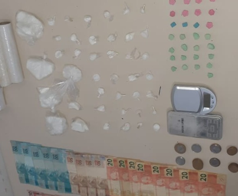 Drogas foram encontradas em uma residência na zona Leste de Joinville | Foto: PM/Divulgação