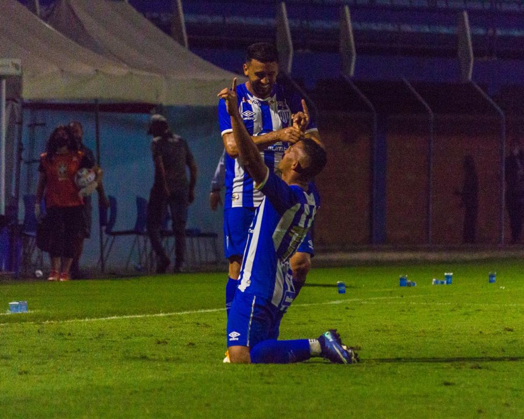 Romulo comemora gol de empate do Avaí contra o Paraná | Foto André Palma Ribeiro/Avaí FC