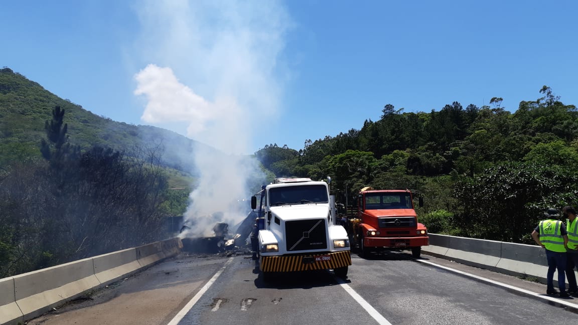 Caminhão pega fogo na BR 101 em Paulo Lopes | Foto PRF